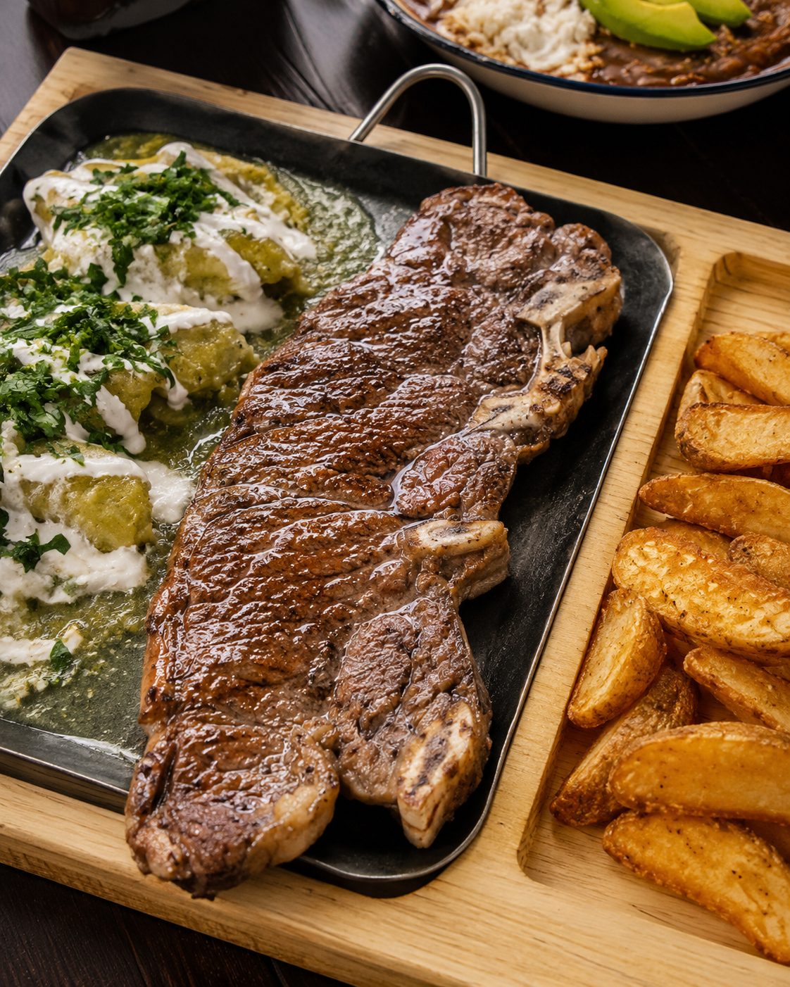 Corte a la parrilla con enchiladas verdes