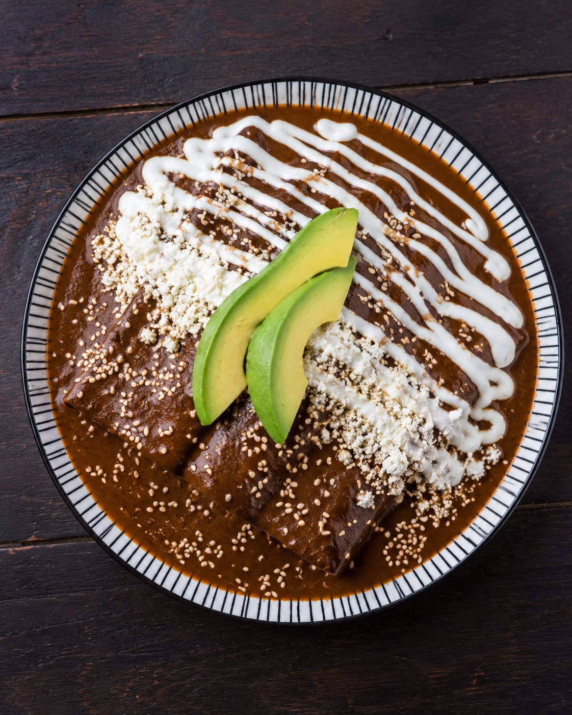 Enmoladas bañadas en mole de la casa